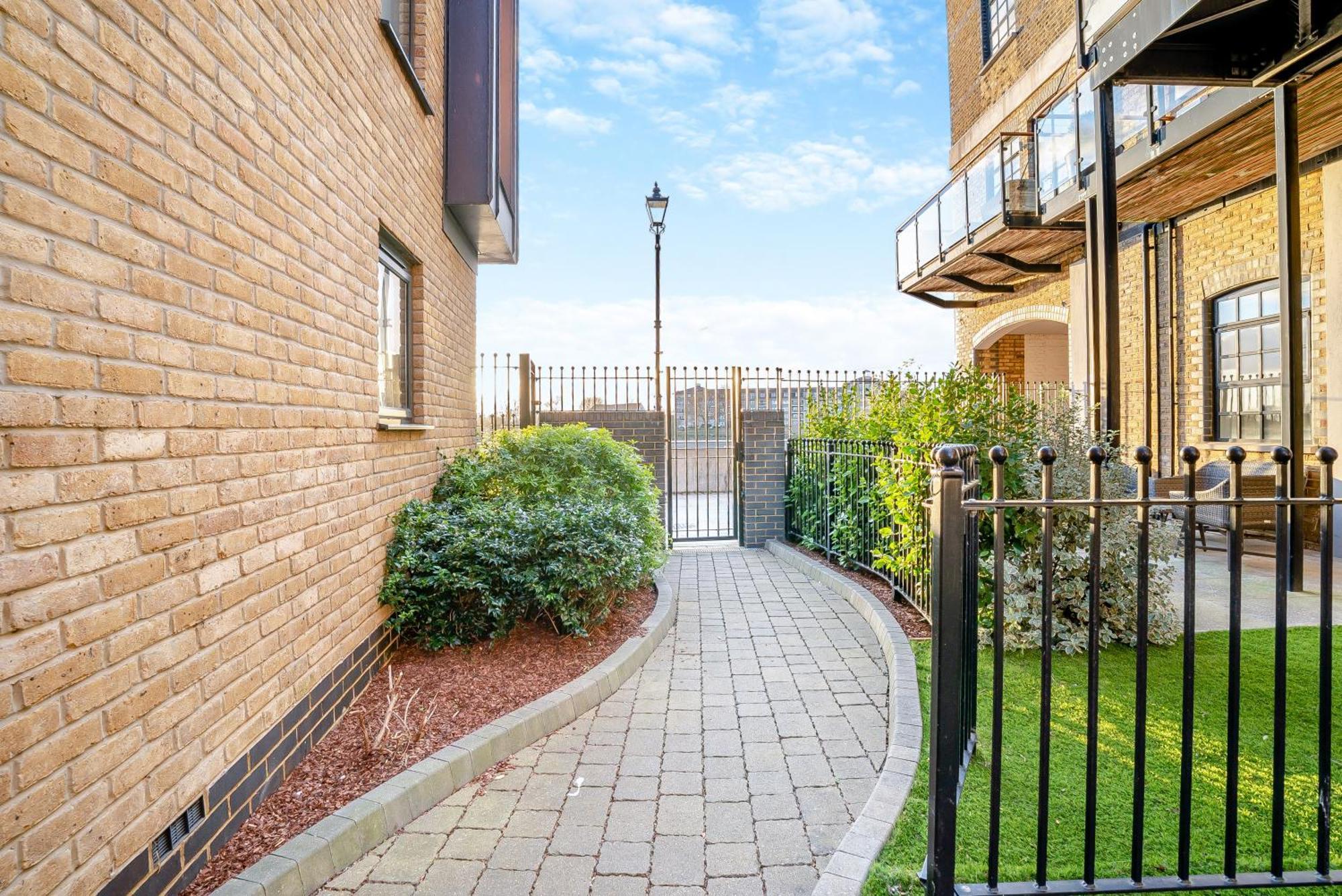 Palace Wharf Apartments Лондон Екстериор снимка